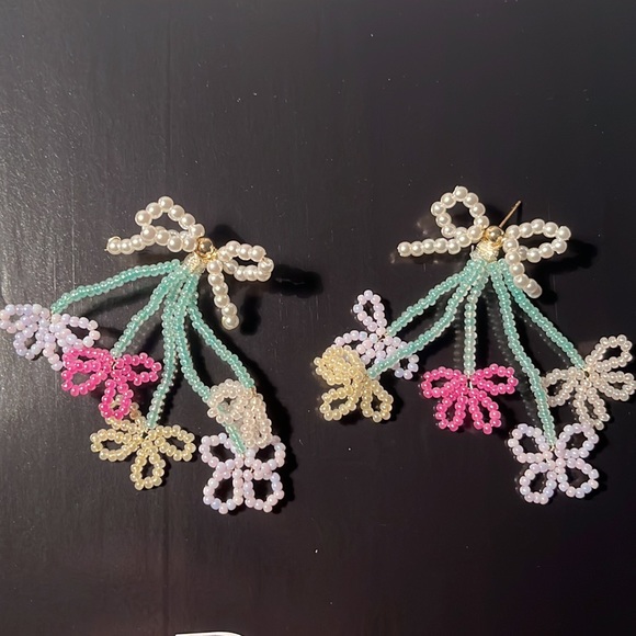 Handcrafted beaded floral earrings - Picture 5 of 8